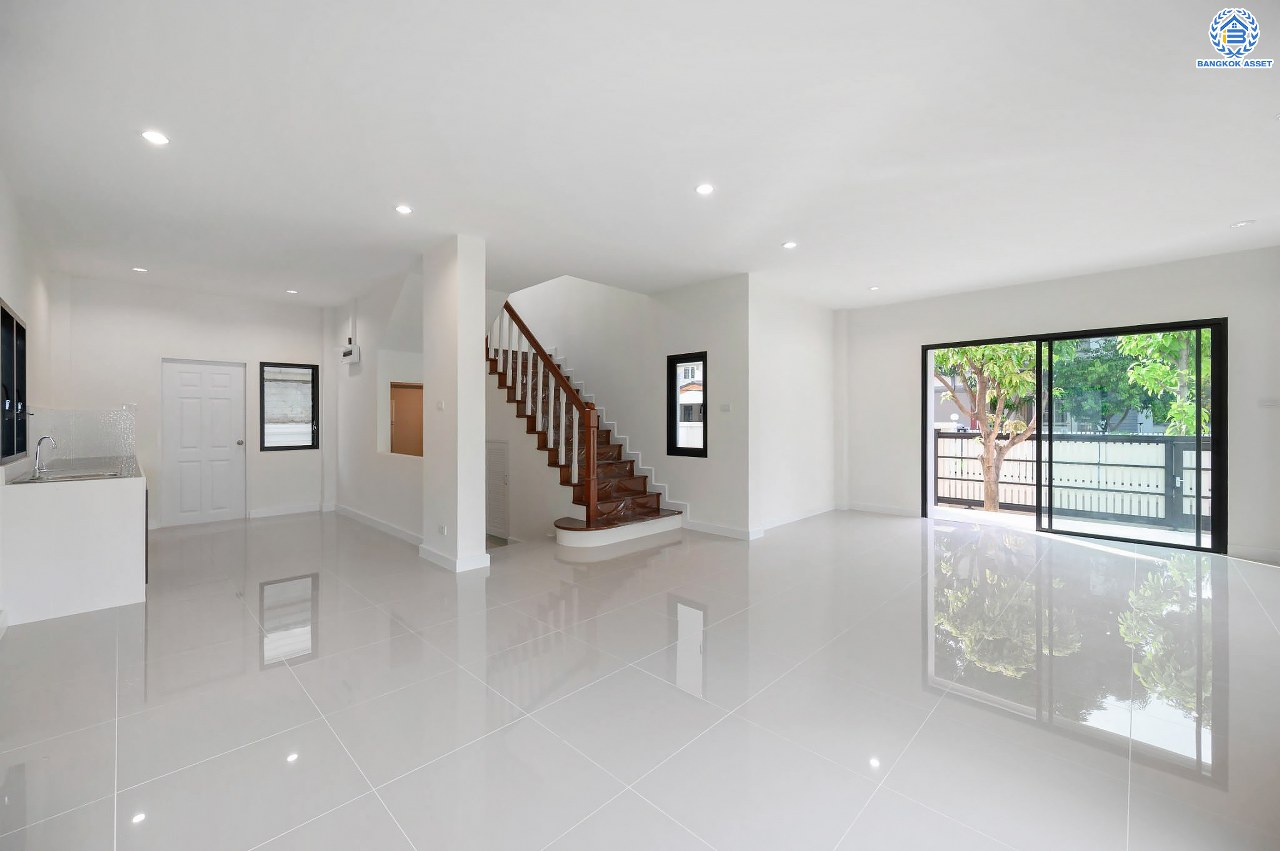 บ้านมือสองตกแต่งใหม่ โครงการ ธารา ราชพฤกษ์-ปิ่นเกล้า บ้านสวย พร้อมอยู่ เนื้อที่ 58.7 ตร.ว. ฟังก์ชัน 3 ห้องนอน 3 ห้องน้ำ จอดรถได้ 2 คัน บนทำเลเชื่อมต่อถนนกาญจนาภิเษก ใกล้รถไฟฟ้าสายสีแดง "สถานีตลิ่งชัน" และจุดขึ้นทางด่วน "ศรีรัช" รายล้อมด้วยสิ่งอำนวยความสะดวกครบครัน